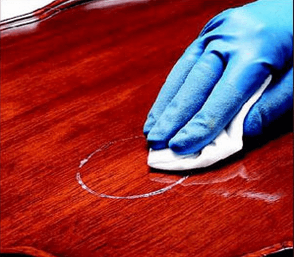 При чистке пятен на деревянной мебели лучше всего использовать ткань без ворса, например, хлопчатобумажную.